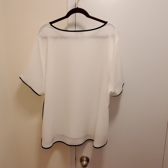 White short sleeve blouse trimmed in black - Picture 2 of 2